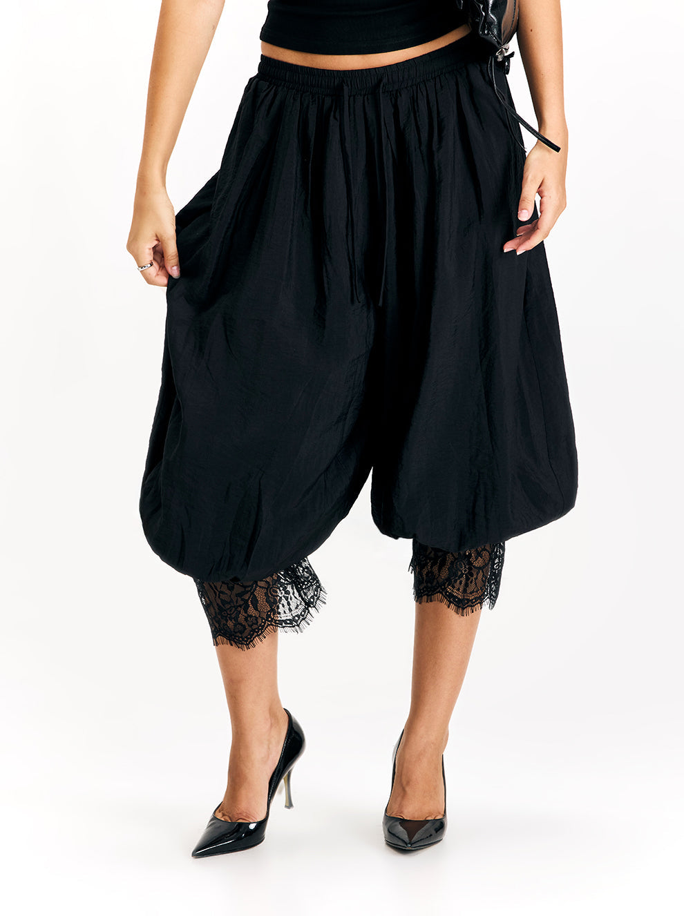 מכנסים בגזרה רחבה עם תחרה Lace Hem Pants