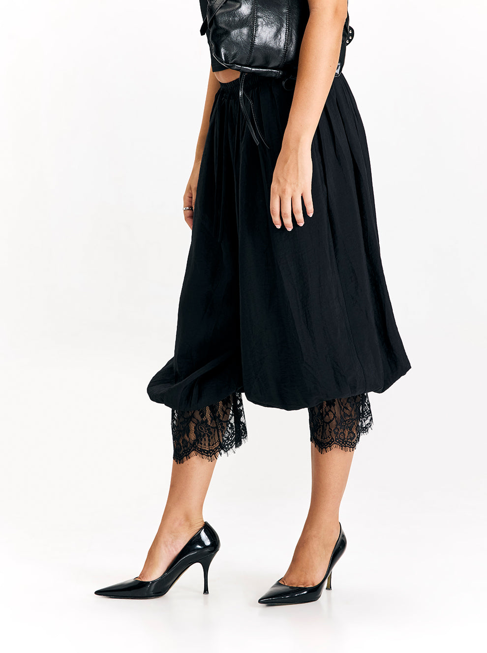 מכנסים בגזרה רחבה עם תחרה Lace Hem Pants